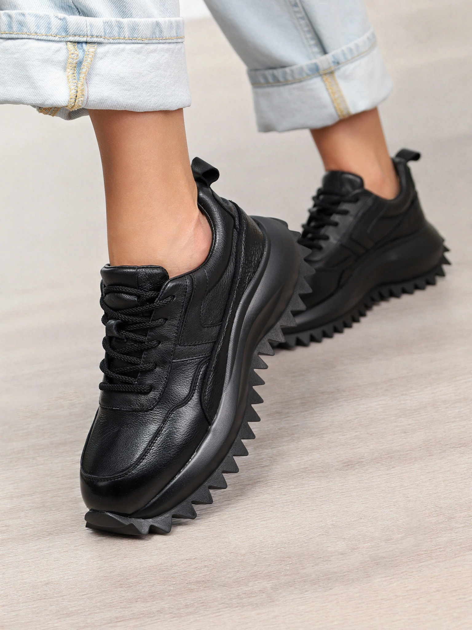 Кроссовки черного цвета на объемной рельефной подошве